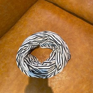 Black & white circle scarf